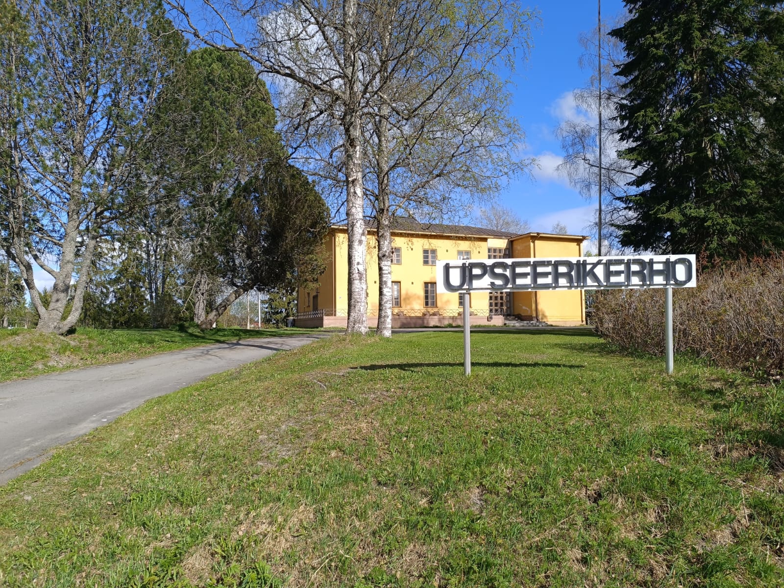 Upseerikerhon kyltti käännyttäessä talolle.