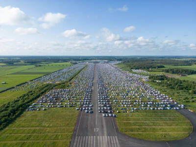 Ilmakuvaa vuoden 2023 Suviseuroista Kauhavan lentokentältä.