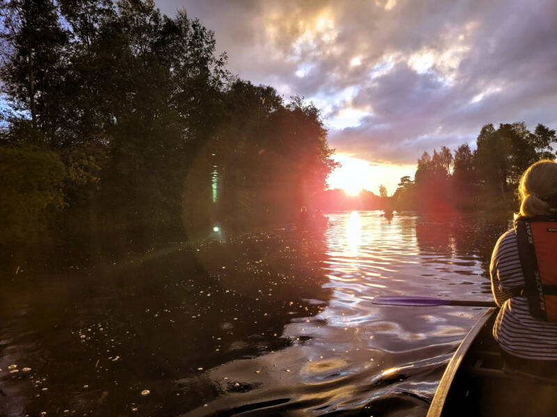 Auringonlaskuun kanootilla.