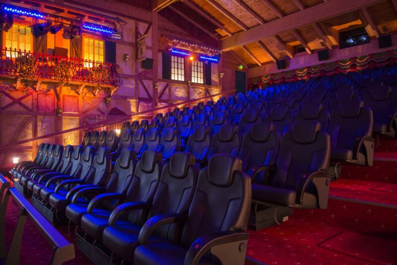 Magnum teatterin katsomo.