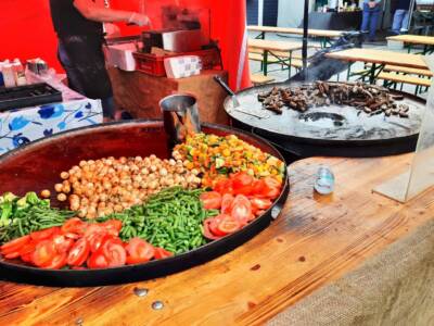 Kauhavan kesämarkkinat, paistettuja muikkuja ja kasviksia.