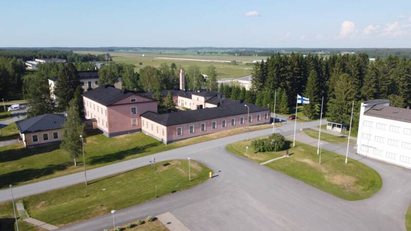 Lentohotellista ilmakuvaa, taustalla näkyy kiitorata.