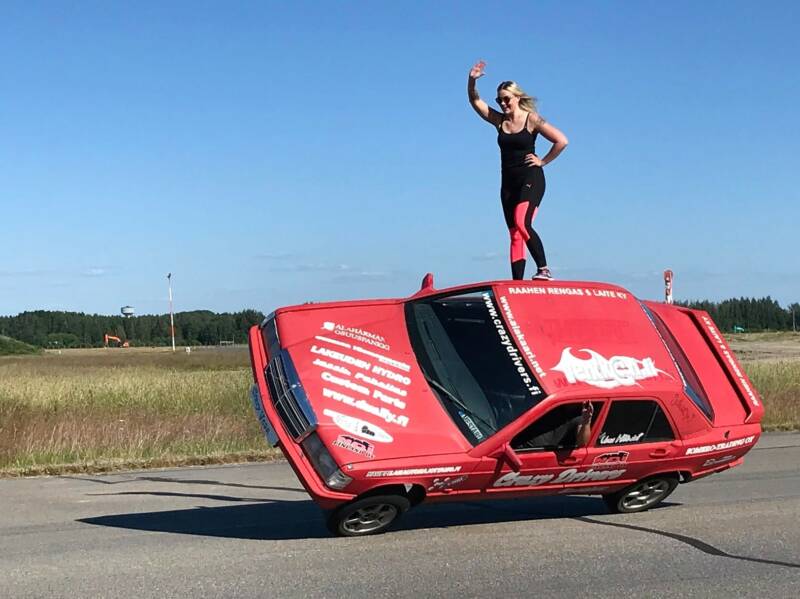 Autolla taiteilua ja uskaliasta esitystä.