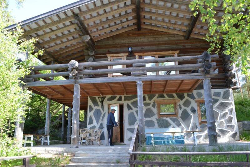 Yksi mökeistä ulkoa.