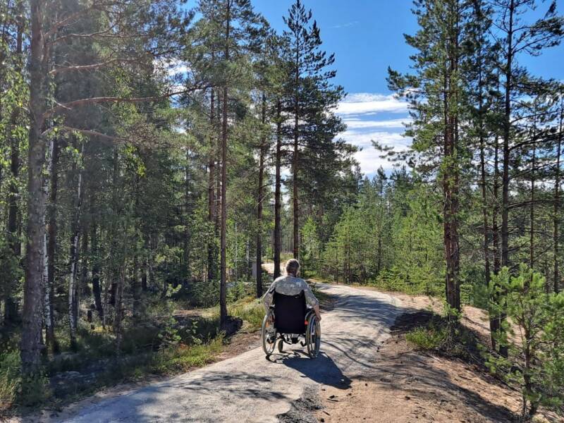Esteetön reitti pyörätuoleille ja rattaille.
