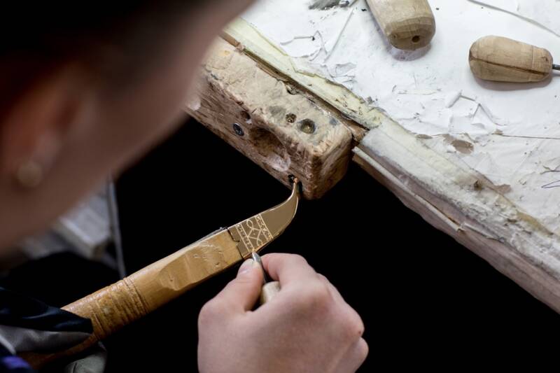 Käsin kaiverrusta, eli tikkelointia.