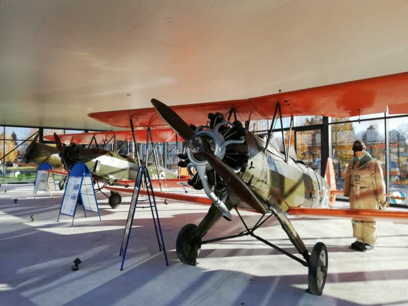 Takimmaisena Pyry, sitten Viima ja edessä Stieglitz, jonka vieressä "lentäjä" K.Ookari.