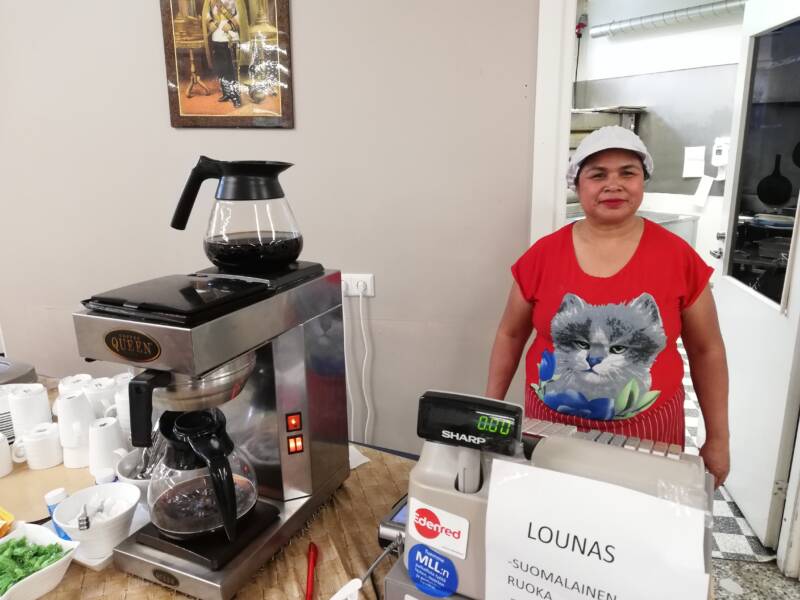 Ravintolan yrittäjä, kassalla kahvia.