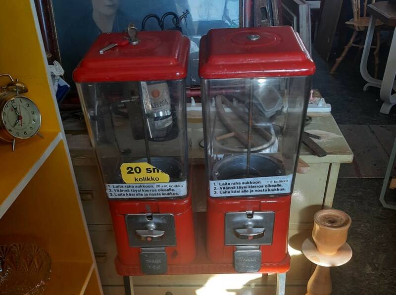 Vanhat karkkiautomaatit.