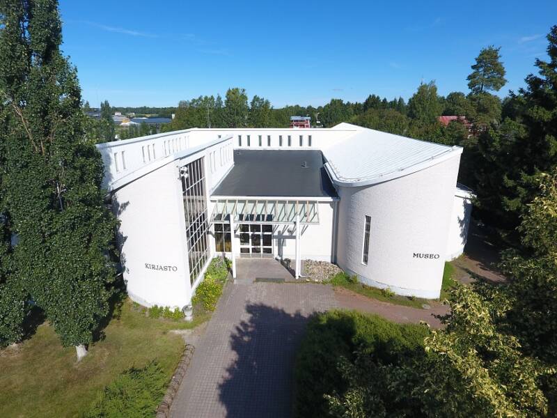 Kauhavan kirjasto, Museo ja Galleria Kaari ulkoa.
