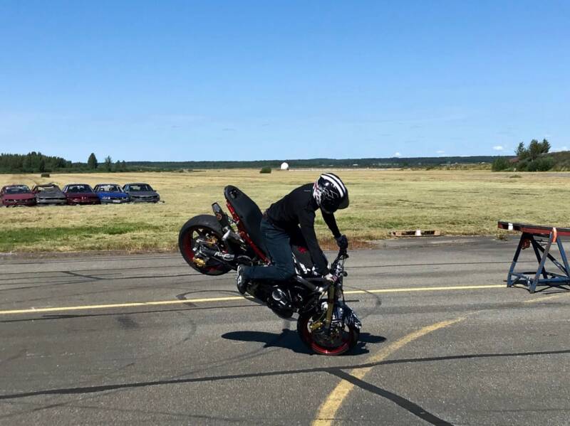 Moottoripyörä taiteilua.