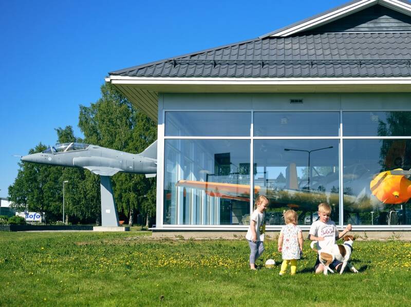 Lapsia lentokonepuistossa, takana vasemmalla Hawk ja vitriinissä näkyy Safir.