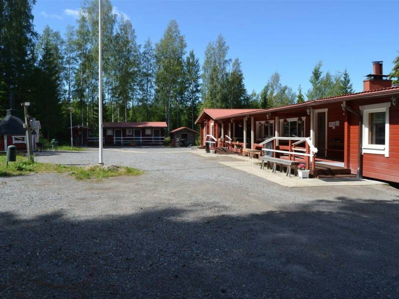 Lehtopirtti ulkoa aurinkoisessa säässä.