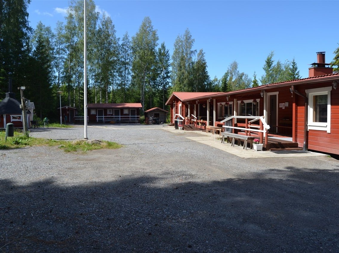 Lehtopirtti ulkoa aurinkoisessa säässä.