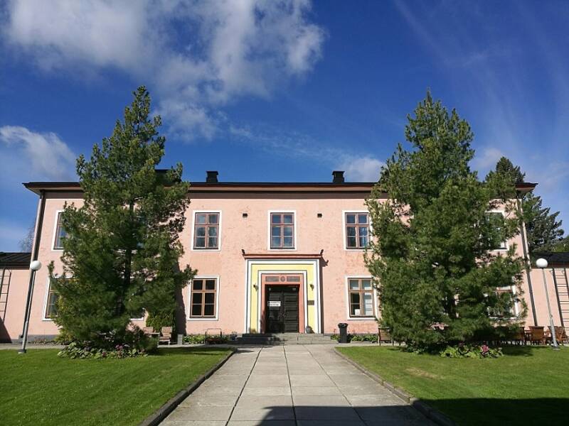 Lentohotellin sisäpiha.