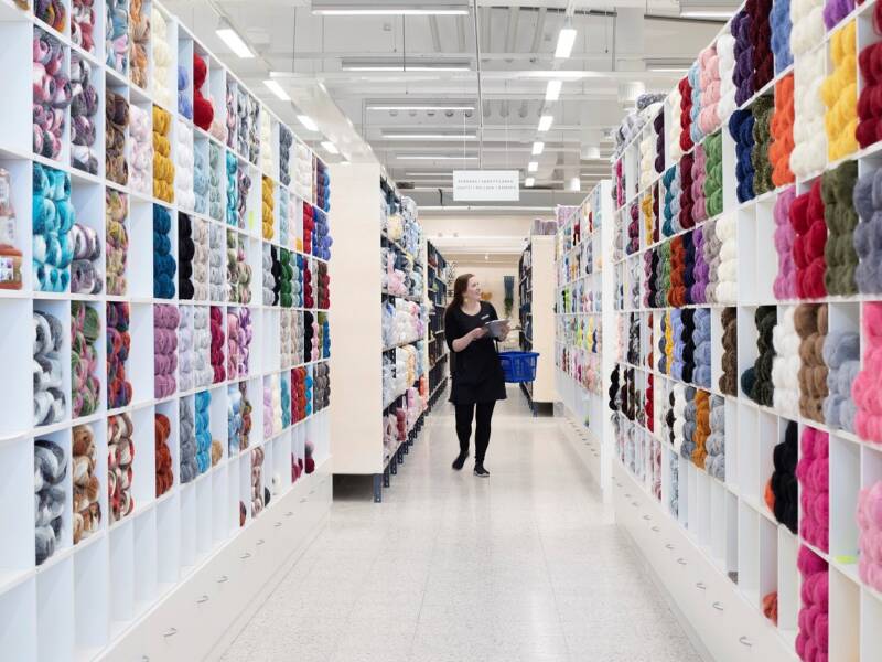 Myymälän käytävät notkuvat eri värisiä tuotteita.