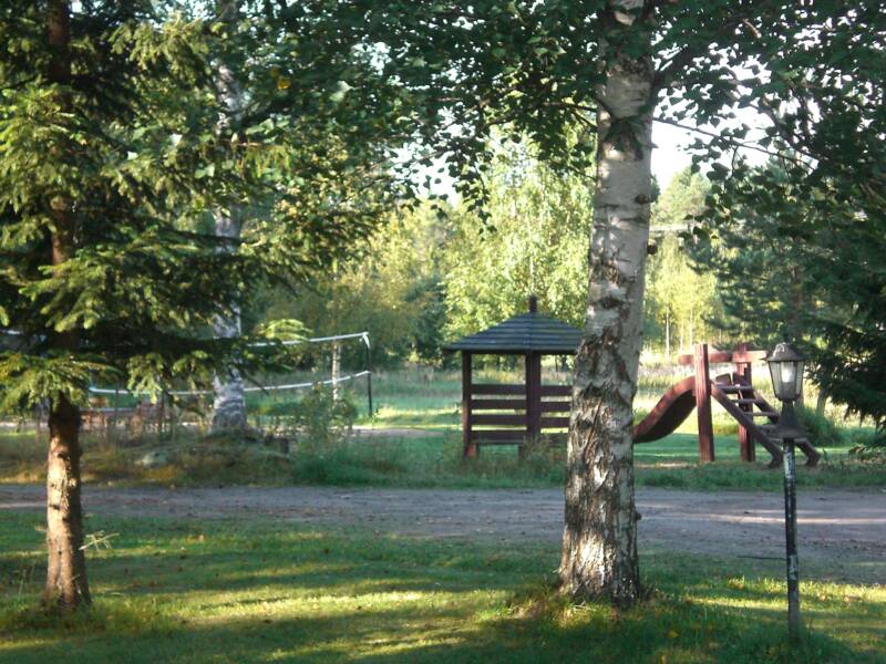 Leikkikenttä ja lentopalloverkko.