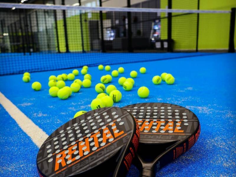 Padel mailat ja pallot kentällä.