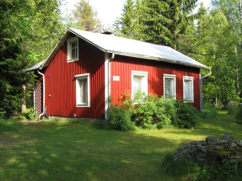 Punainen mummonmökki.