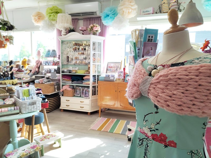 Myymälän sisältä.