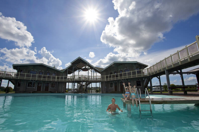 Uima-allas hotellihuoneistojen San Marino ja Monzan vieressä.
