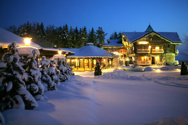 Kaunis talvimaisema hotellista.