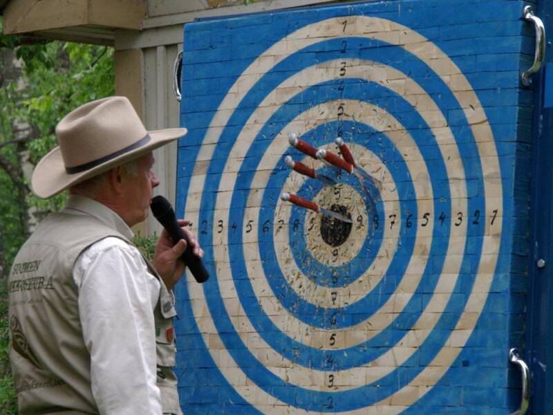 Puukonheittoa festivaaleilla.