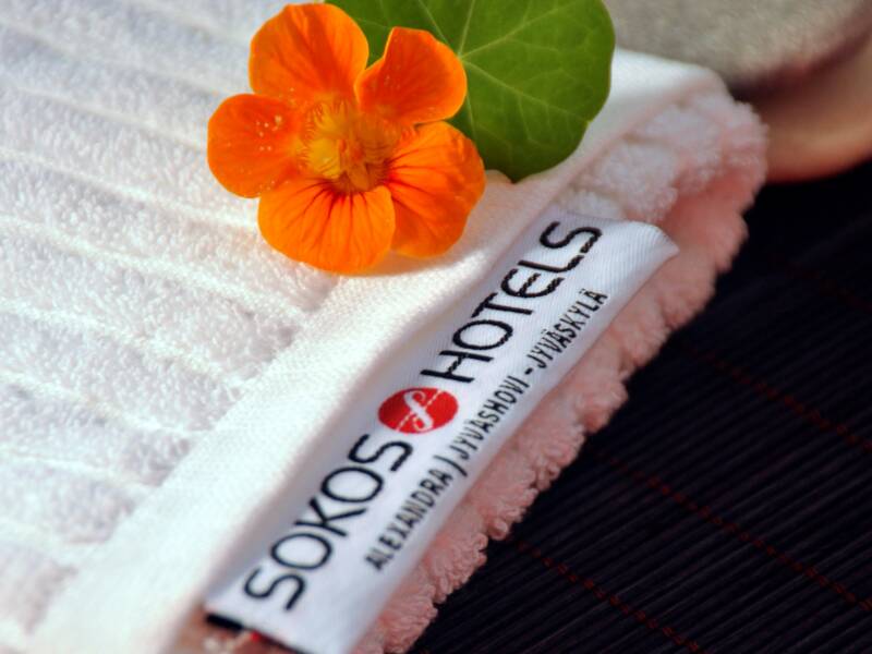 Pyyhe labelit Sokos hotels.