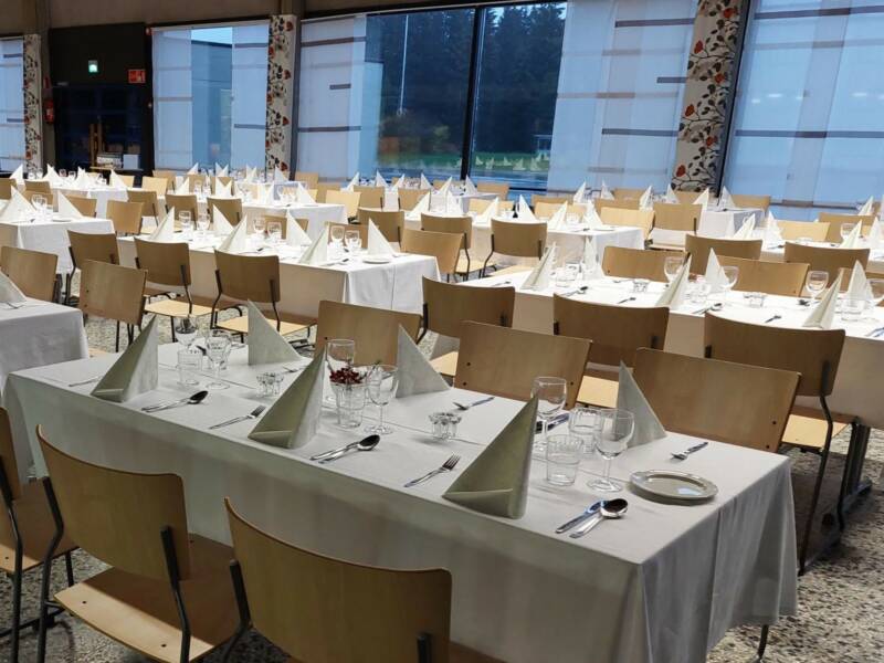 Juhlatilaisuuden kattausta.