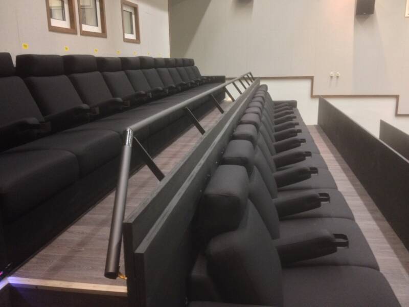 Elokuvateatterin tilavaa katsomoa.