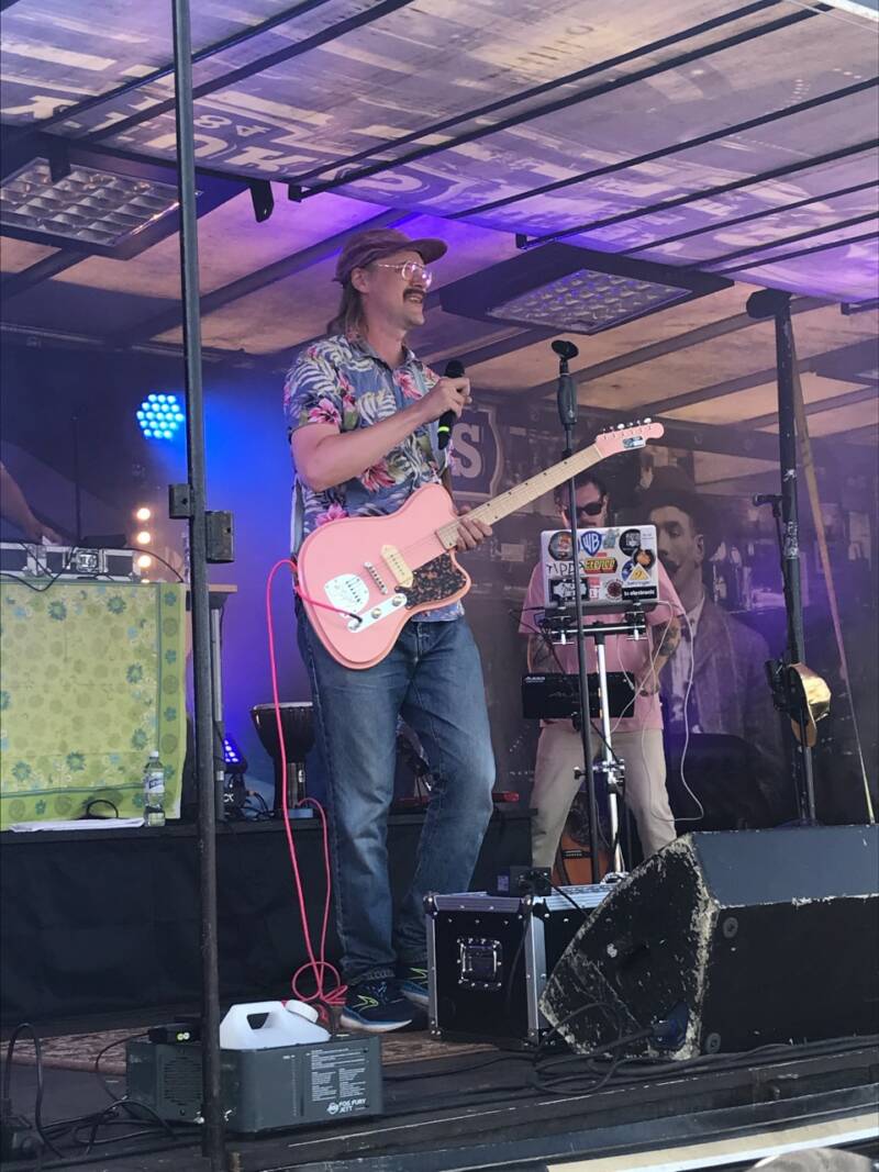 Stig esiintymässä lavalla Motor Showssa.