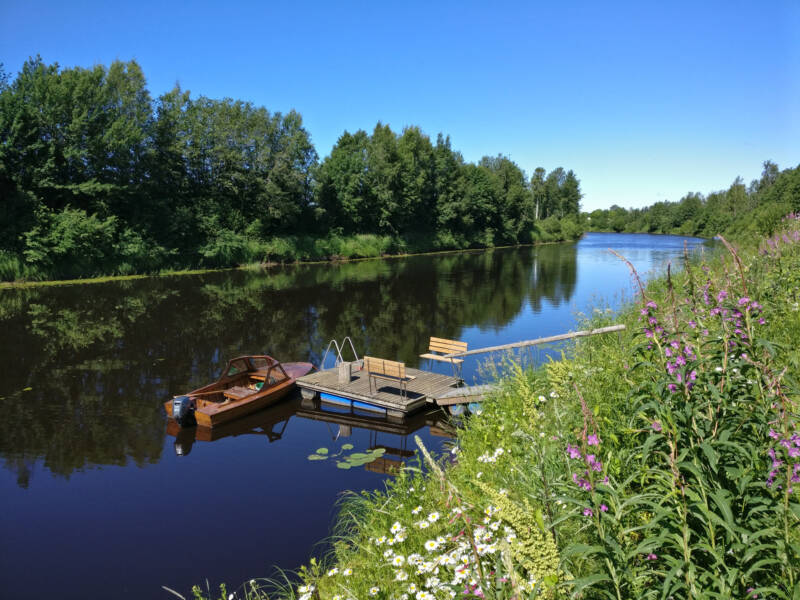 Tyyni jokimaisema ja laituri.
