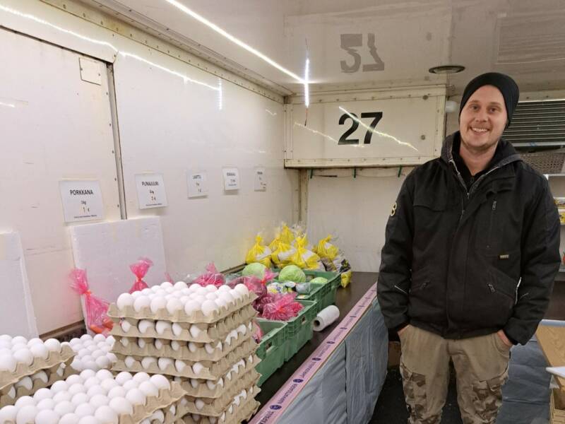 Lakeuden juurespakkaajat ja heidät tuotteitaan.