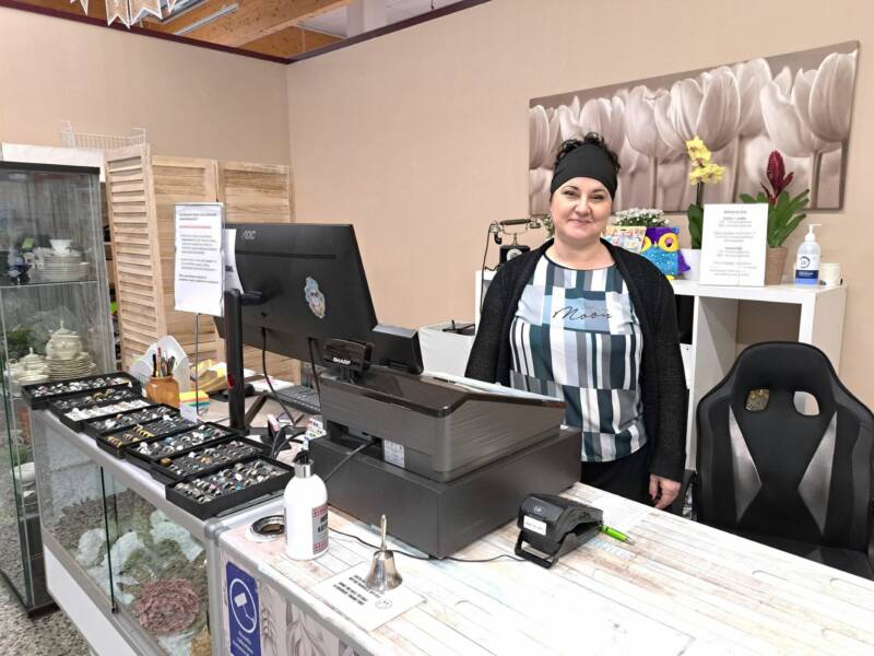 Yrittäjä Esma kassalla.