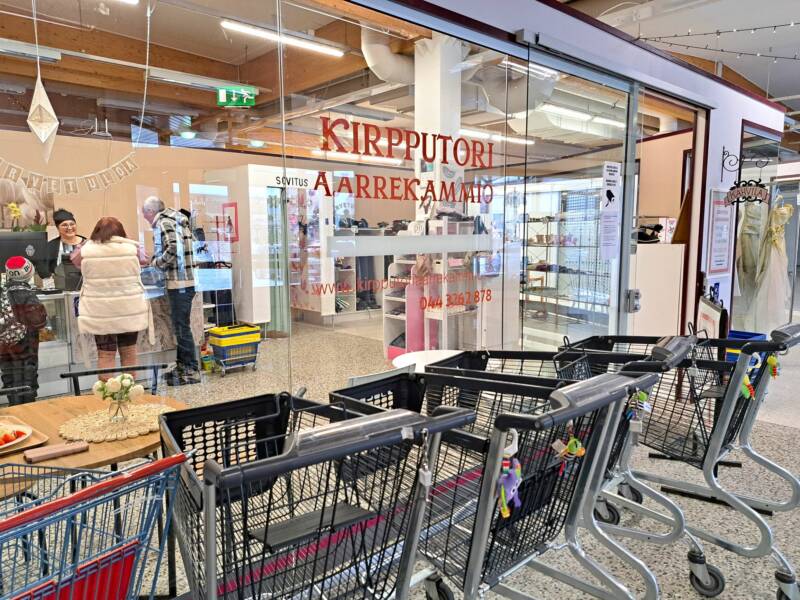 Kirpputorin sisäänkäynti.
