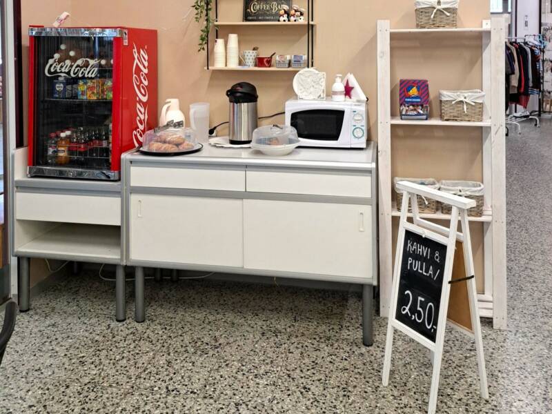 Kirpputorissa myös pieni kahvila.