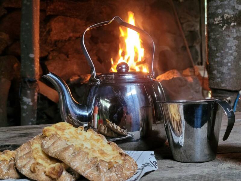 Kahvipannu ja karjalanpiirakoita.