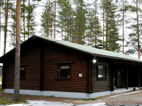 Mökki ulkoa.