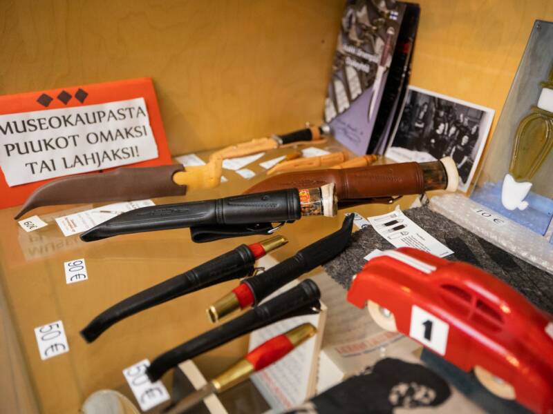 Museokaupan puukko valikoima.