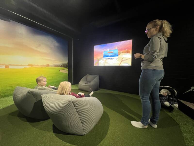 Lapsien pelihetki playstationilla.