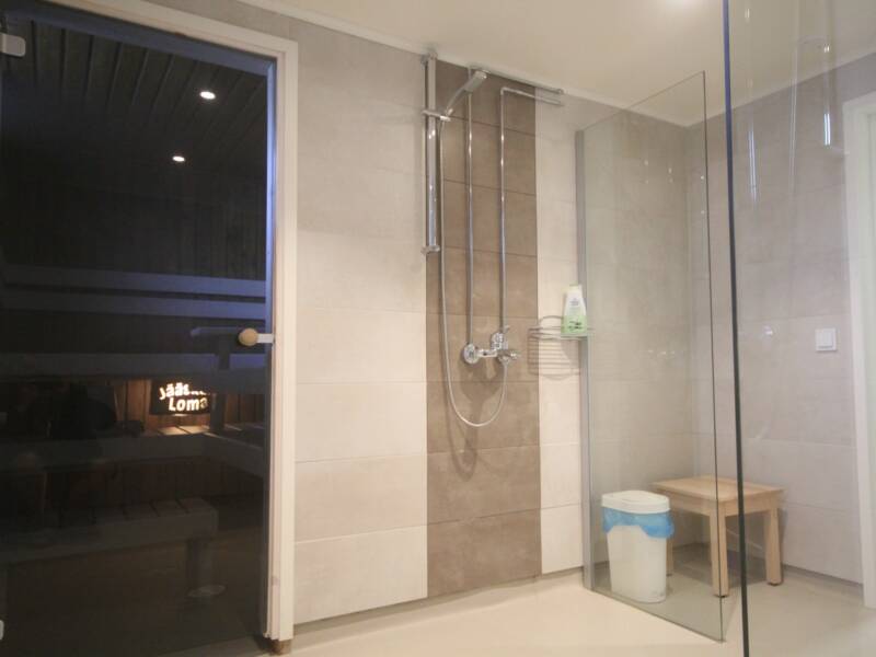 Sauna ja suihkutila.