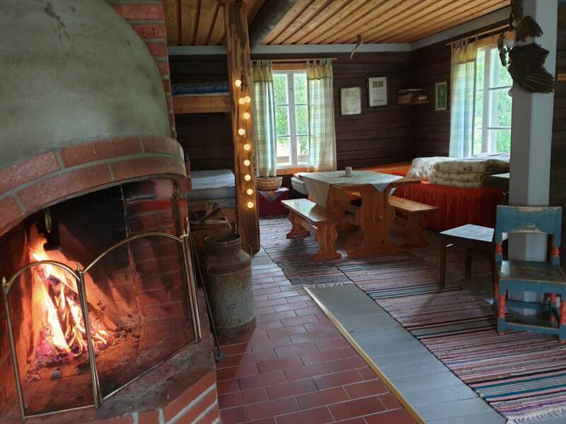 Takkatuli roihuaa ja tunnelmavalaistus kohdillaan aitassa.