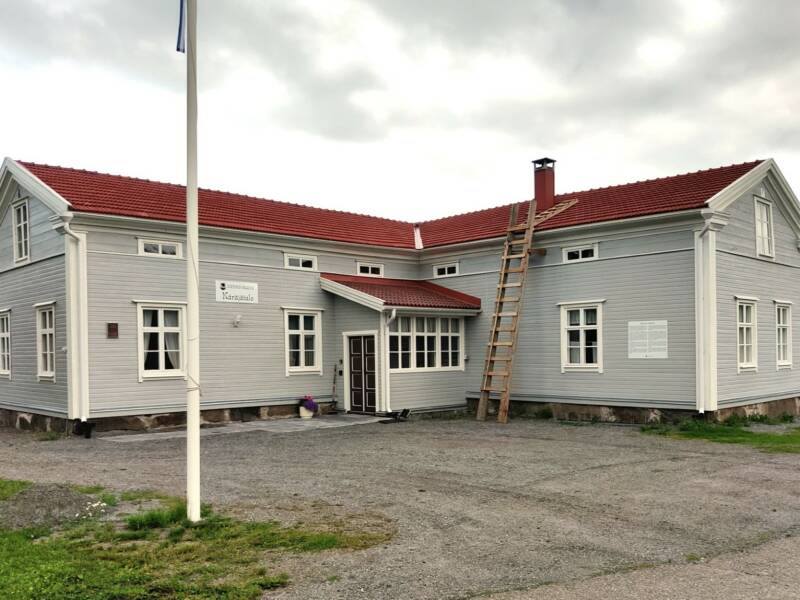 Käräjätalo ulkoa lipputangon kanssa.